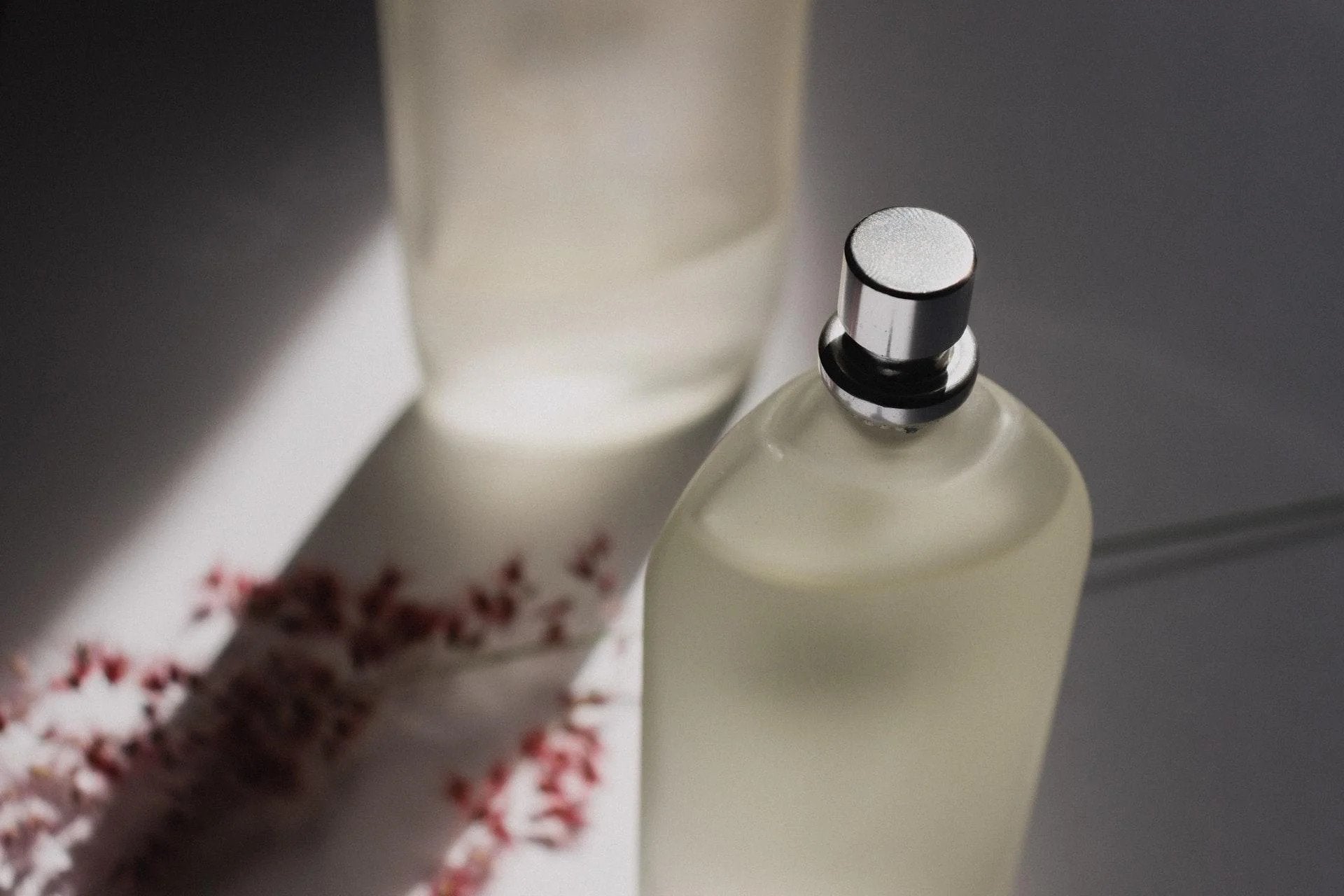 HOW TO APPLY PERFUME AND MAKE IT LAST LONGER