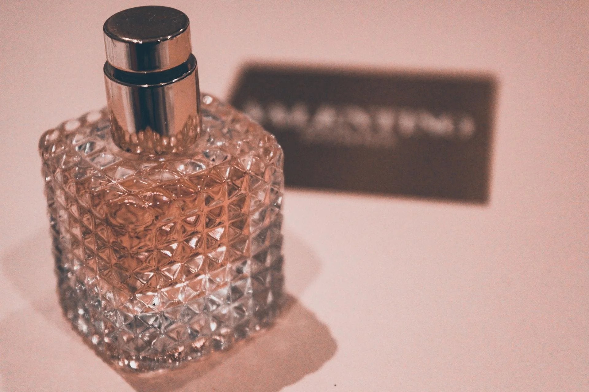 WHAT IS THE PROPER WAY TO APPLY PERFUME?