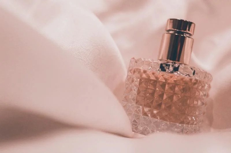 TOP LADIES’ PERFUME IDEAS TO RADIATE ELEGANCE