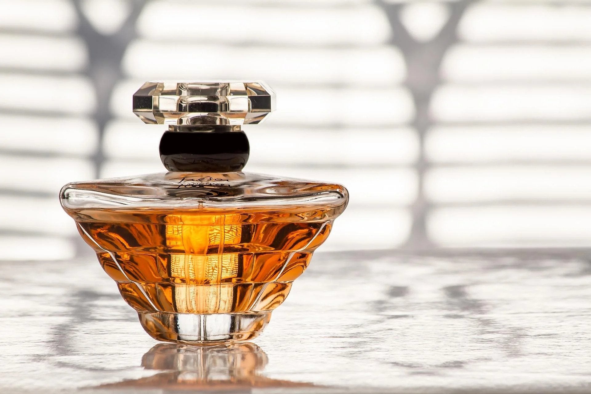 WHAT DOES YOUR PERFUME SAY ABOUT YOU?